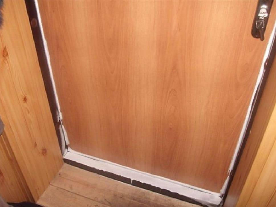 Чем и как утеплить входную металлическую дверь в квартире?