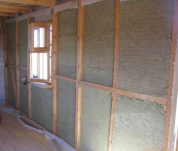 Как утеплить деревянный дом внутри: выбор материала, пошаговая инструкция