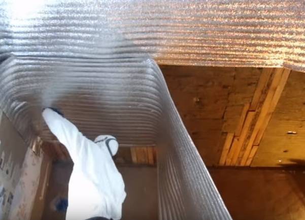 Как утеплить потолок, а также правильно защитить крышу от холода изнутри частного деревянного дома своими руками с помощью минваты и других материалов?