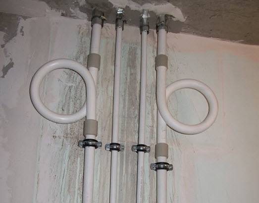 Трубы отопления в стене: можно ли прятать полипропиленовые или металлические трубы, как замуровать металлопластиковые, и можно ли утопить радиатор в стене?