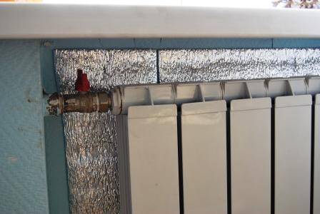Как крепить радиаторы отопления к стене