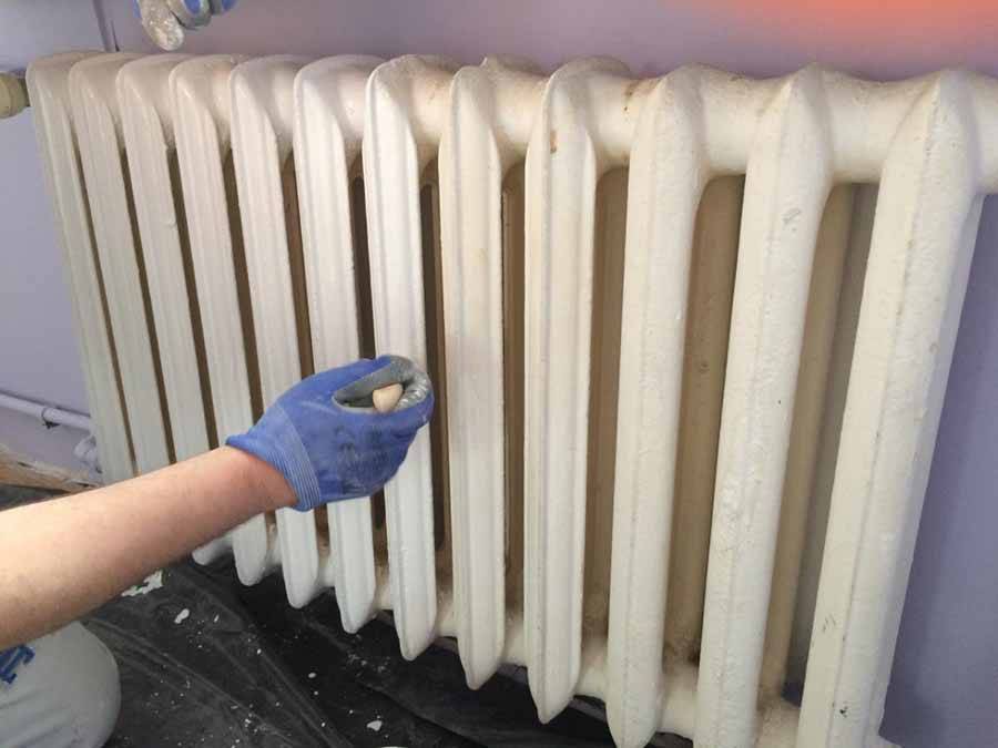 Покраска радиаторов отопления. использование смывки, отслоение краски, ошкуривание и окрашивание