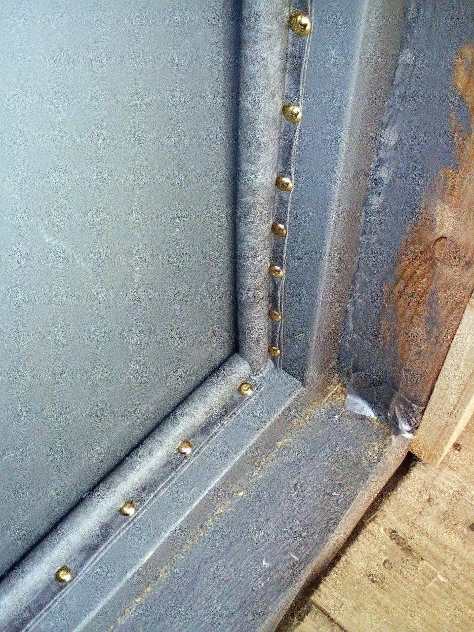 Как утеплить косяк входной металлической двери? - строительные рецепты мира