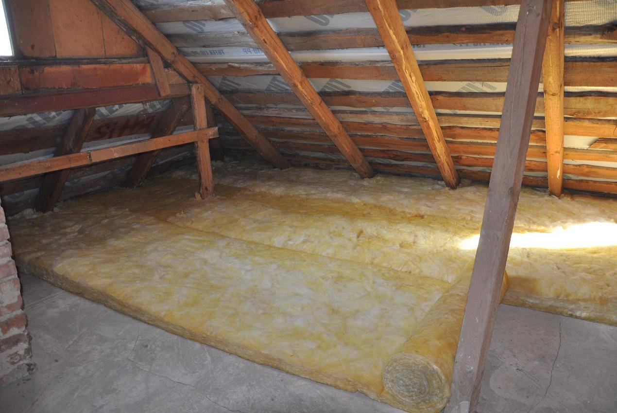 Чем лучше утеплить потолок в бане — популярные решения