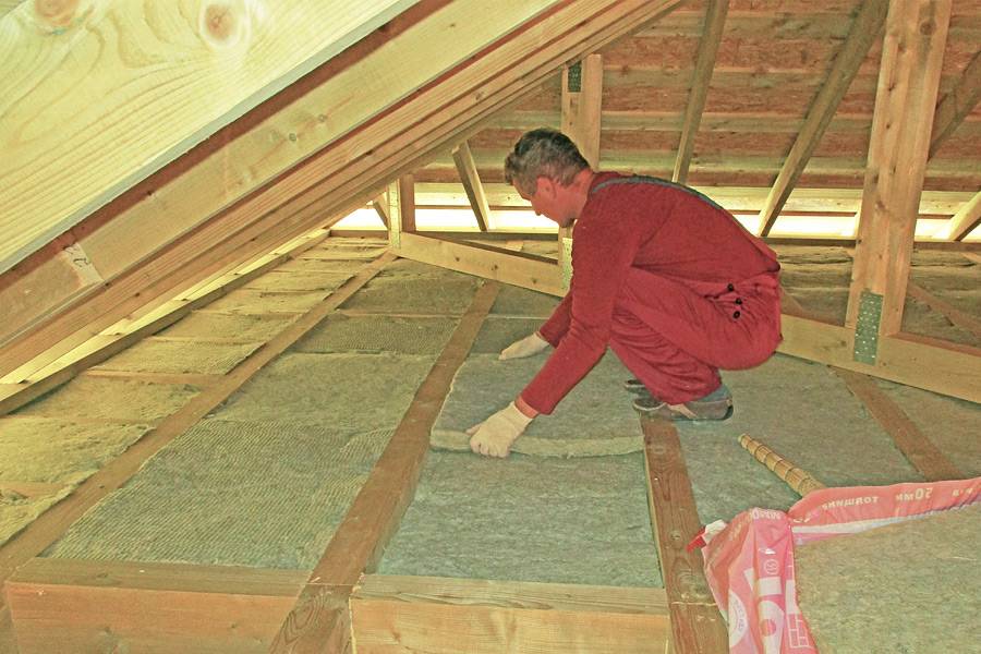Как правильно утеплить потолок под холодной крышей со стороны чердака