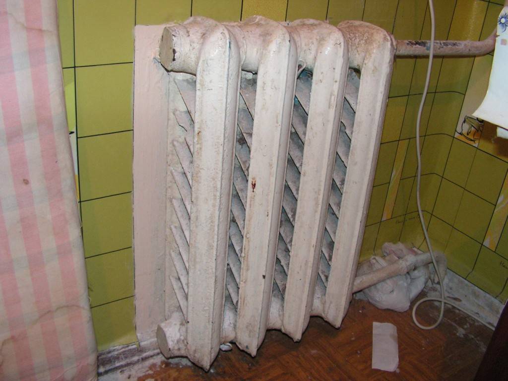 Как перекрыть батарею отопления в квартире если жарко