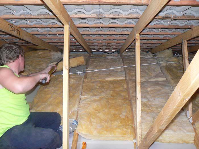 Как утеплить потолок в деревянном доме