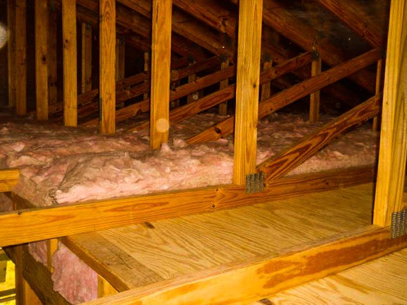 Как произвести утепление крыши и потолка каркасного дома правильно своими руками