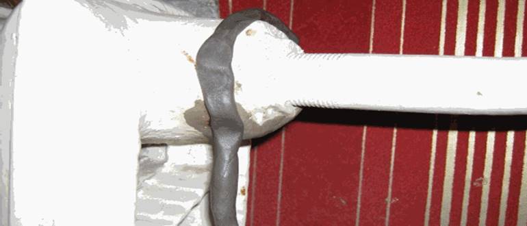 Как заделать течь в трубе отопления, не сливая воду: способы ремонтных работ