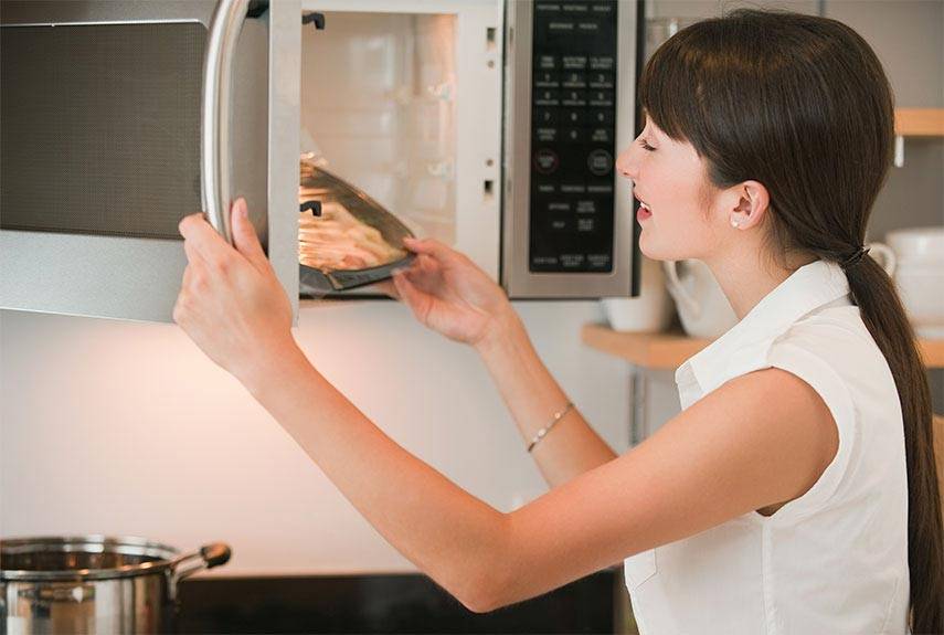 Можно ли ставить микроволновку на холодильник? – разбираем 7 фактов за и против