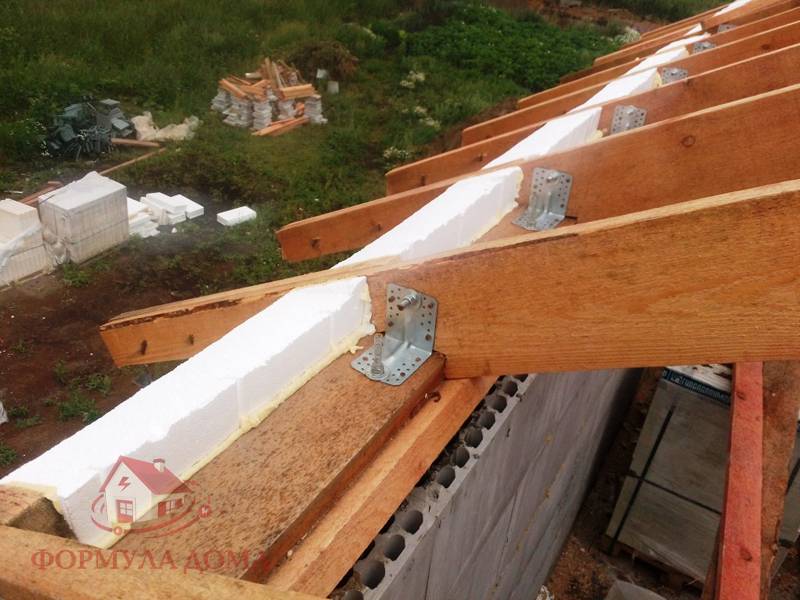 Как монтировать мауэрлат на двускатной крыше: конструкция стропил, монтаж мауэрлата, выбор материала