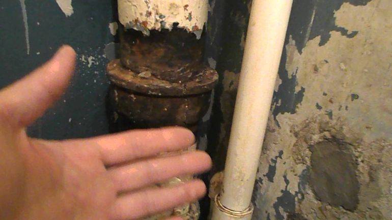 Течет труба в ванной: что делать если протекает в туалете или ванной, как сделать ремонт