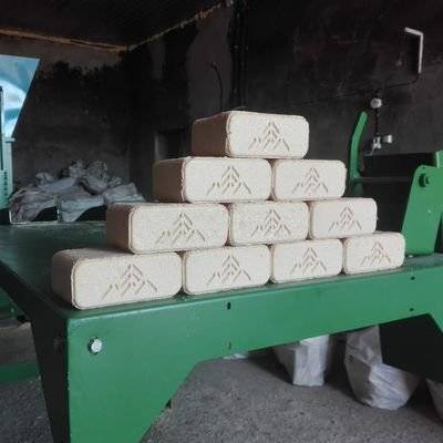 Топливные брикеты (евродрова): производство прессованных опилок, оборудование, станки, пресс, что лучше дрова или брикеты