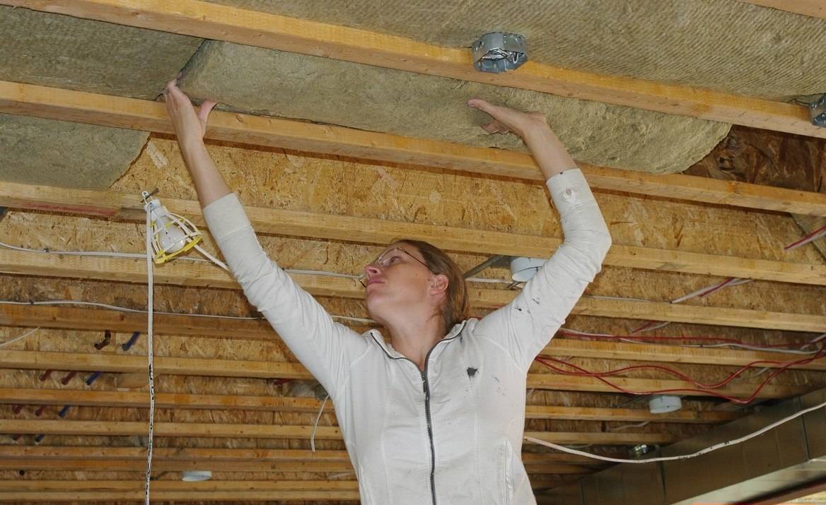 Утепление потолка в частном доме своими руками