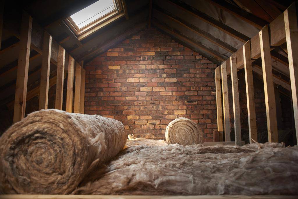Как правильно утеплить потолок под холодной крышей: практические советы | o-builder.ru