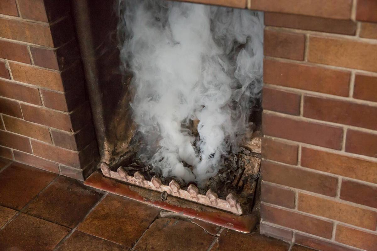 Почему дымит камин: возможные причины и что делать, мопливо для комнаты без дыма, как растопить камин