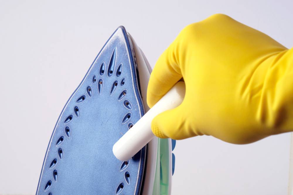 Как очистить утюг от пригара на подошве: чем убрать пригоревшую ткань