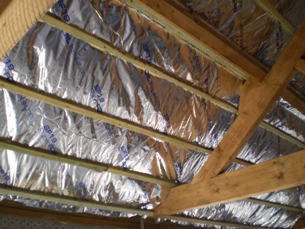 Можно ли сделать утепление потолка фольгированным утеплителем внутри?