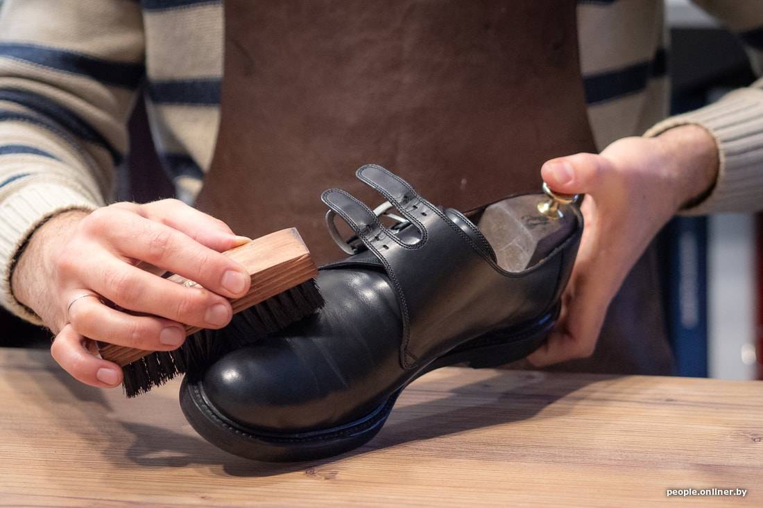Как мыть кожаную обувь - способы очистить и убрать солевые разводы  | идеальный дом