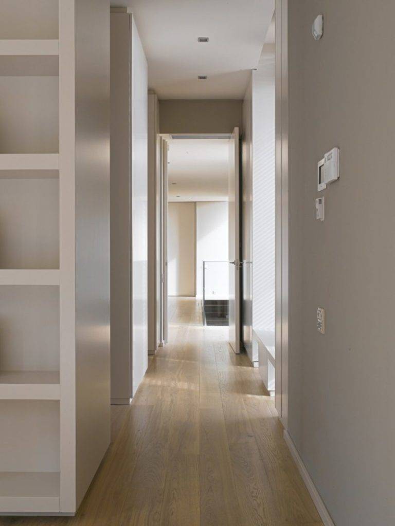 Узкий коридор: 8 эффективных приемов увеличить пространство