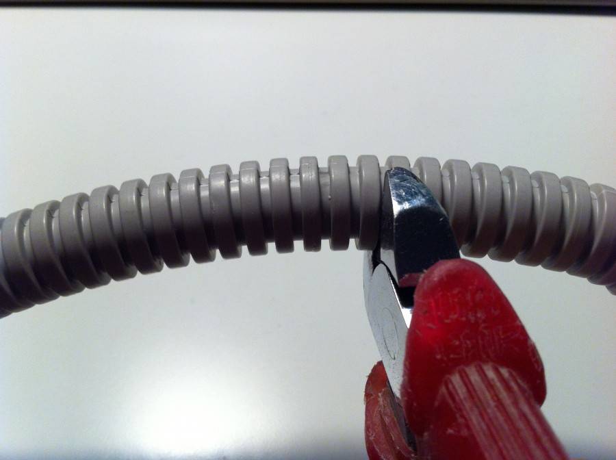 В чем преимущество гофрированных труб для прокладки кабеля?