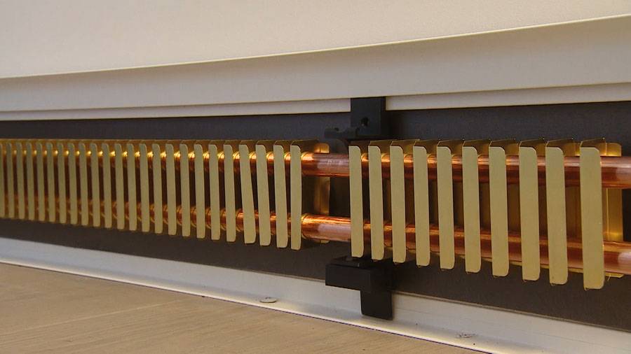 Плинтусная система отопления: принцип работы тип обогрева плюсы - минусы + установка своими руками