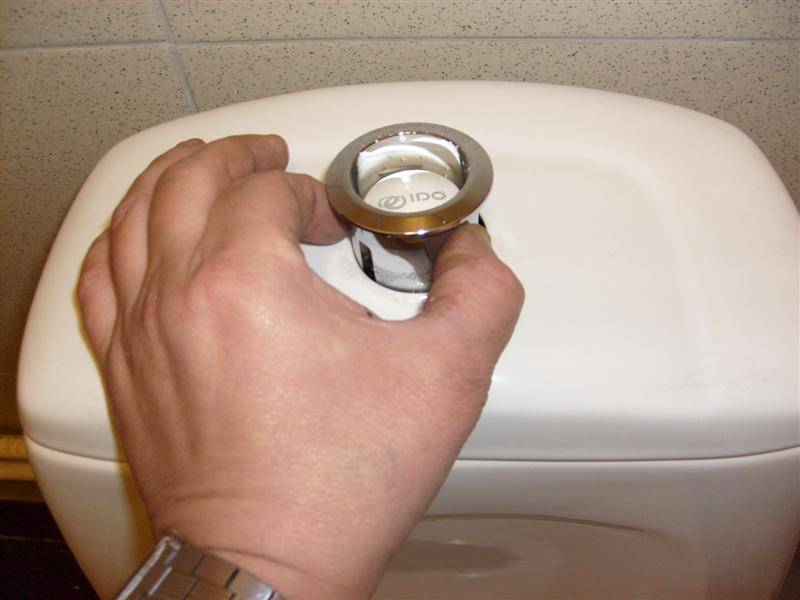 Как открыть бачок унитаза со стержневым и кнопочным узлом управления сброса воды в чашу