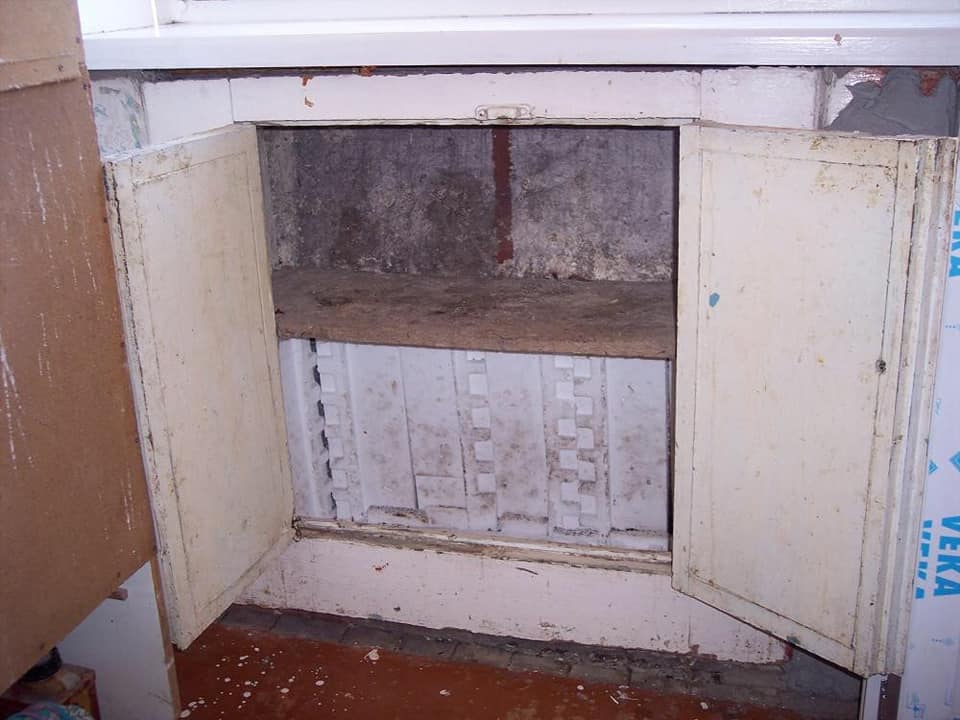Отделка своими руками зимнего холодильника под окном