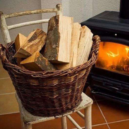 Какие дрова лучше для печки: самые жаркие и теплые чтобы топить баню, камин, твердотопливный котел и чистить дымоход от сажи +таблица