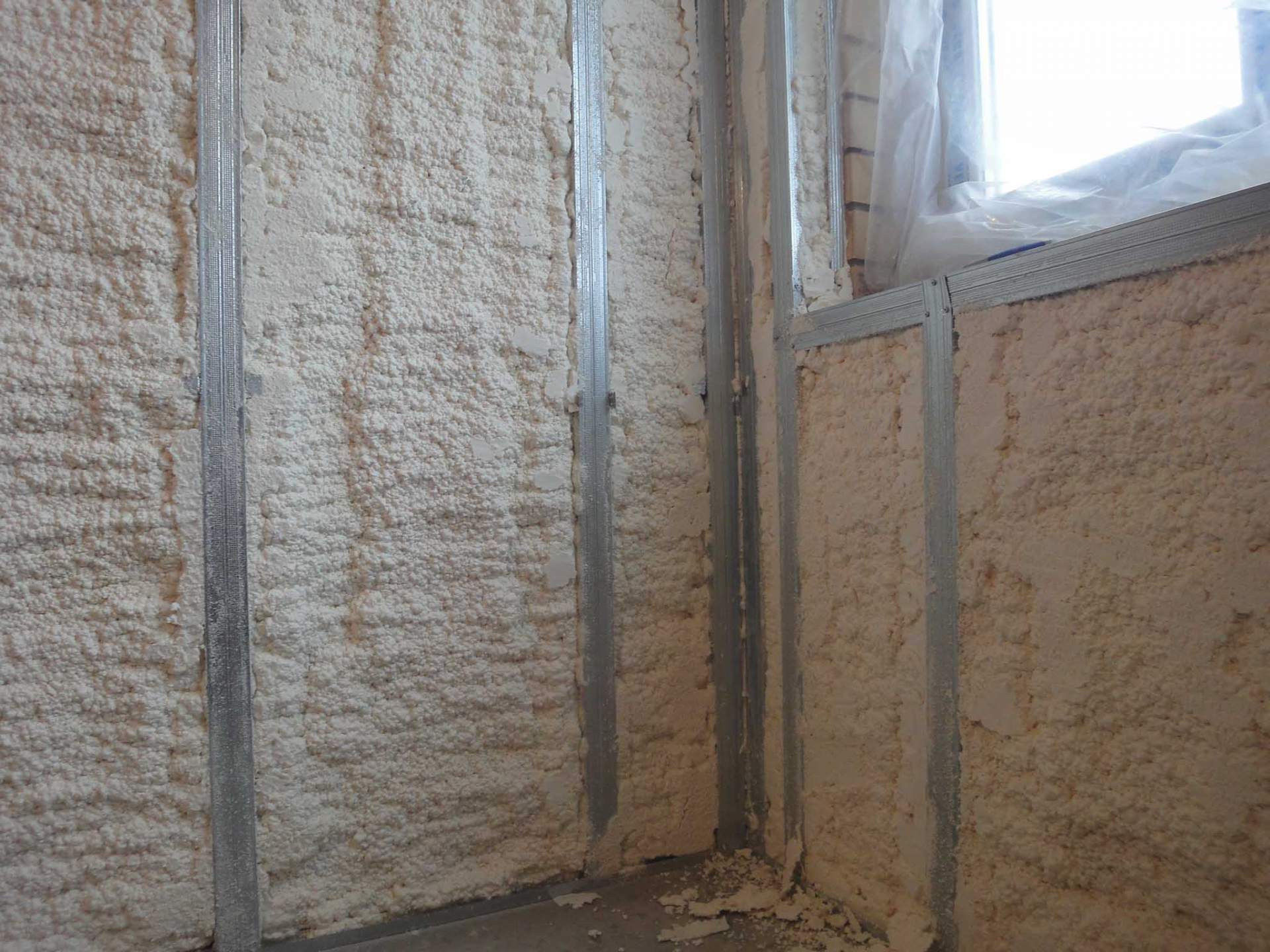 Утепление стен пенополиуретаном (ппу) снаружи и изнутри дома своими руками - подробно и по шагам