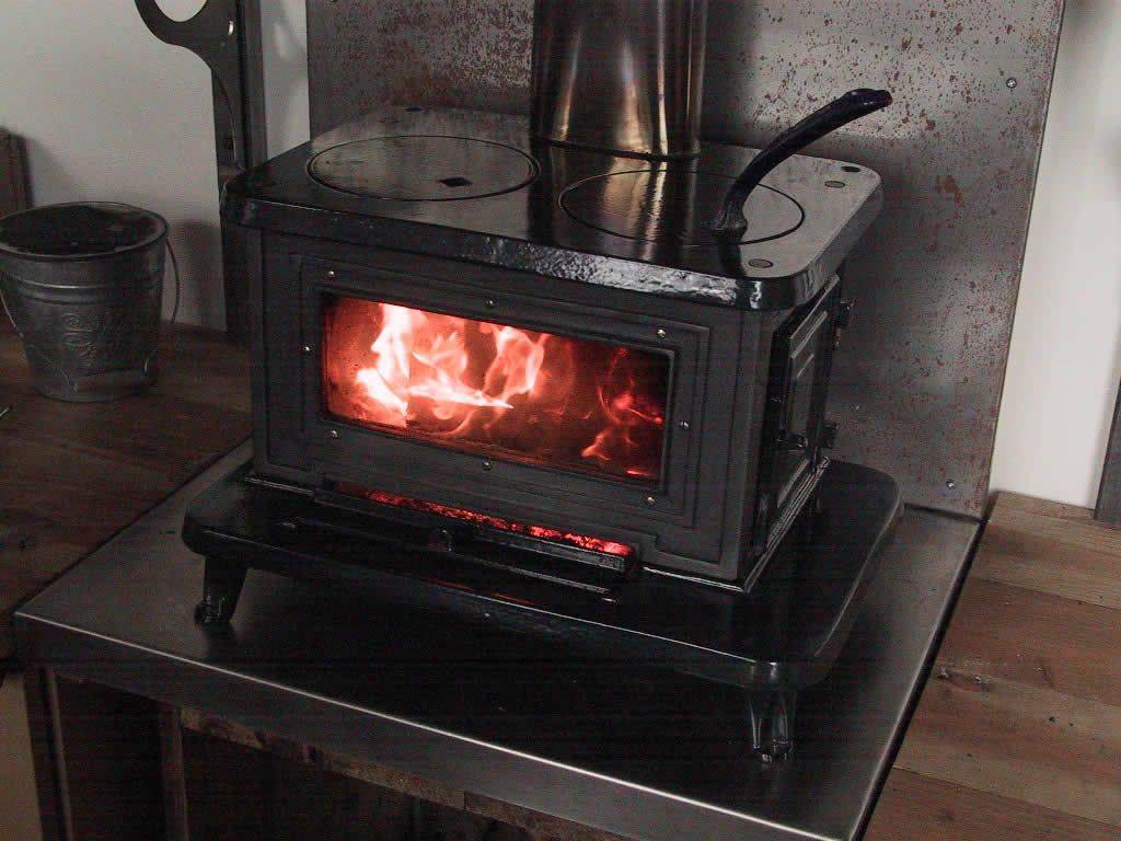 Печь металлическая для дачи: сделать своими руками железную длительного горения, дровяной камин из металла, фото
