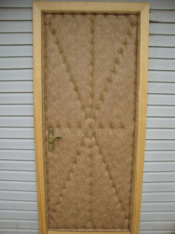 Как утеплять входные двери в частном доме: способы и советы качественного утепления деревянных дверей