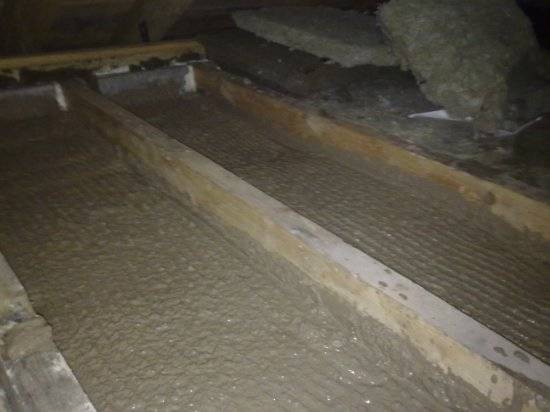 Все об утеплении потолка опилками или их смесью с глиной, цементом и другими веществами
