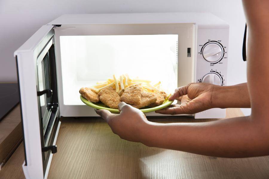 Микроволновка на кухне — куда ее поставить? обзор практичных идей по дизайну +80 фото