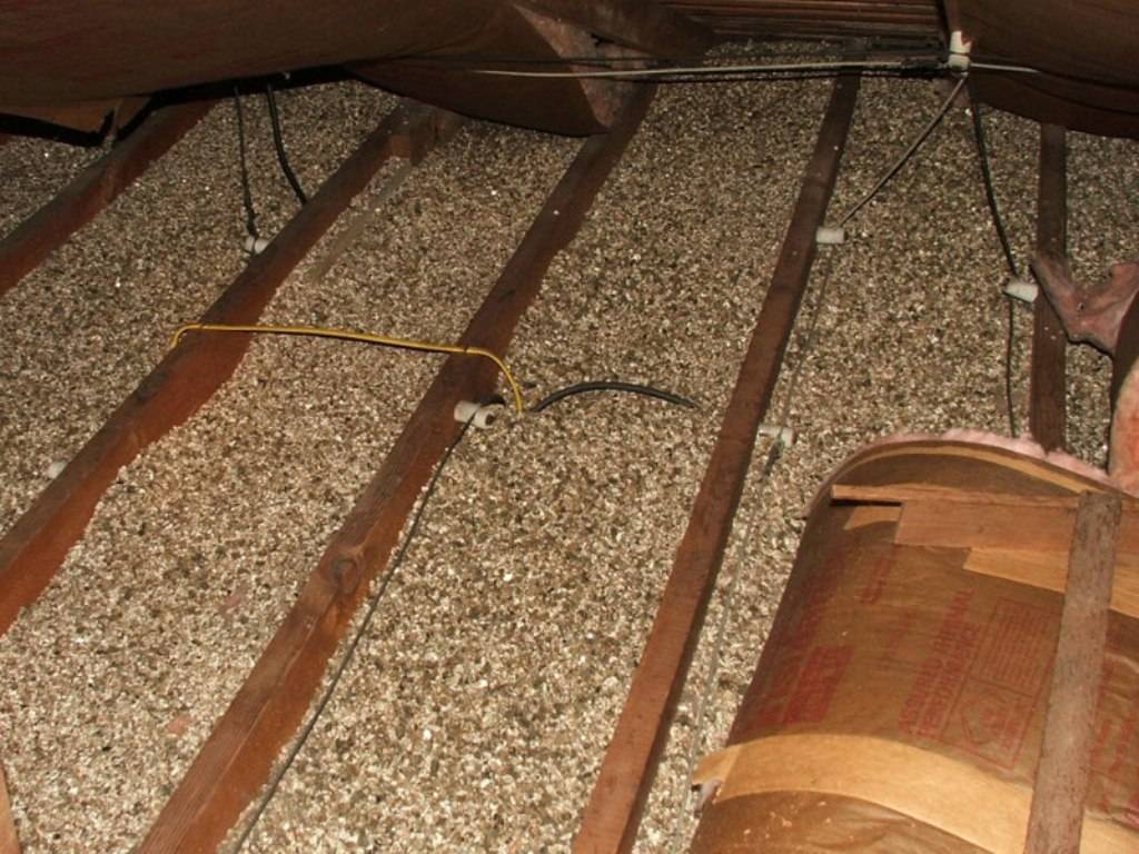 Утепление потолка керамзитом в частном доме деревянном и какой слой нужен: плюсы и минусы