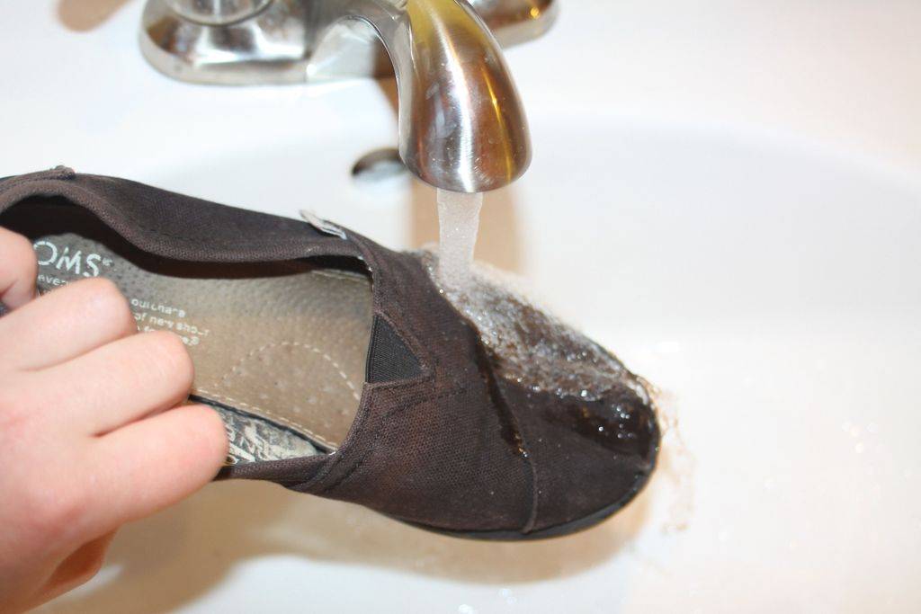 Как убрать запах из обуви (если воняет потом, сыростью и т.д.), удалить его быстро и надолго, как вывести неприятный аромат, в том числе, с помощью соды?