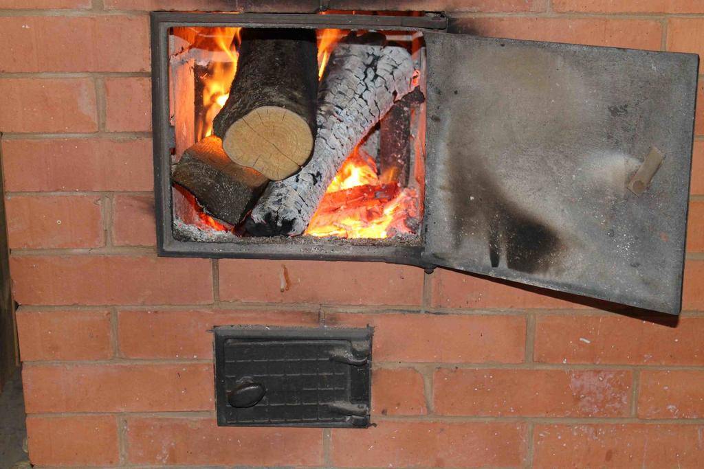 Как правильно топить печь-камин