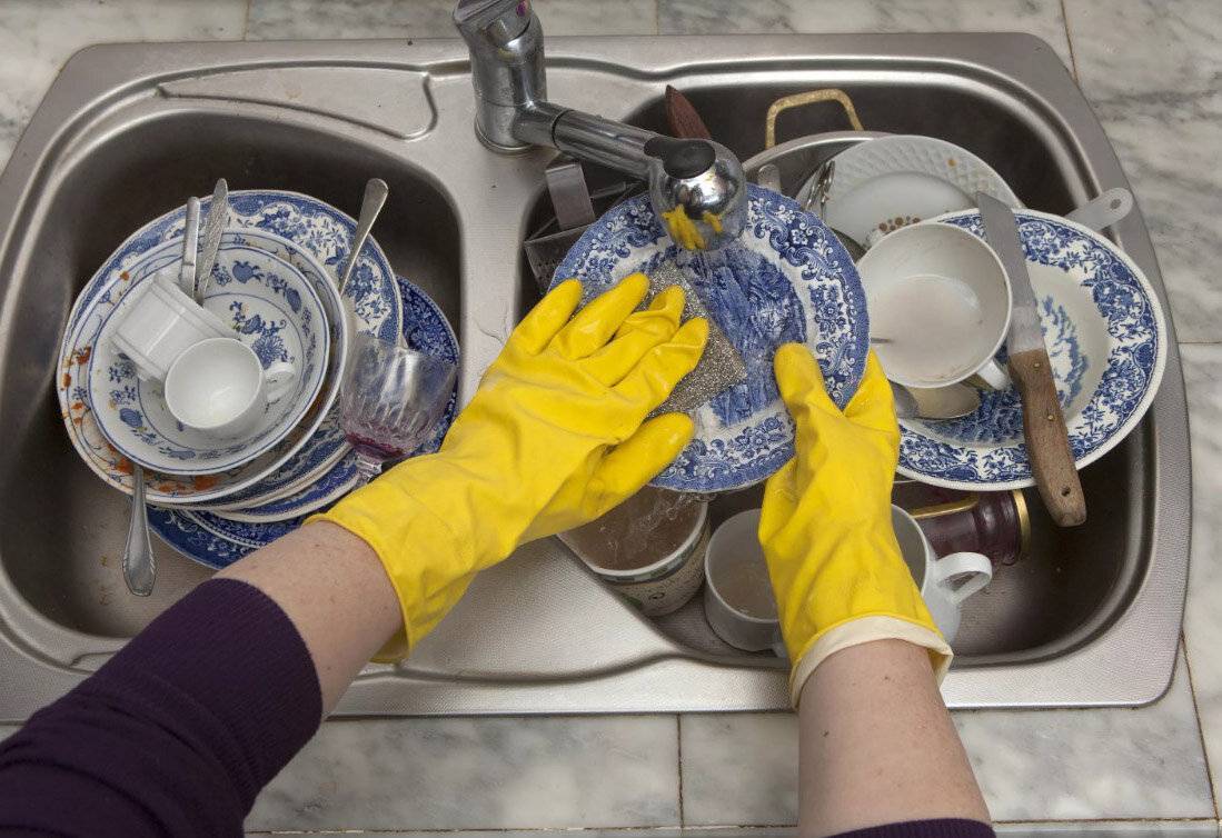 Как быстро помыть посуду: советы и рекомендации, как за 5 минут перемыть гору кухонной утвари руками в раковине