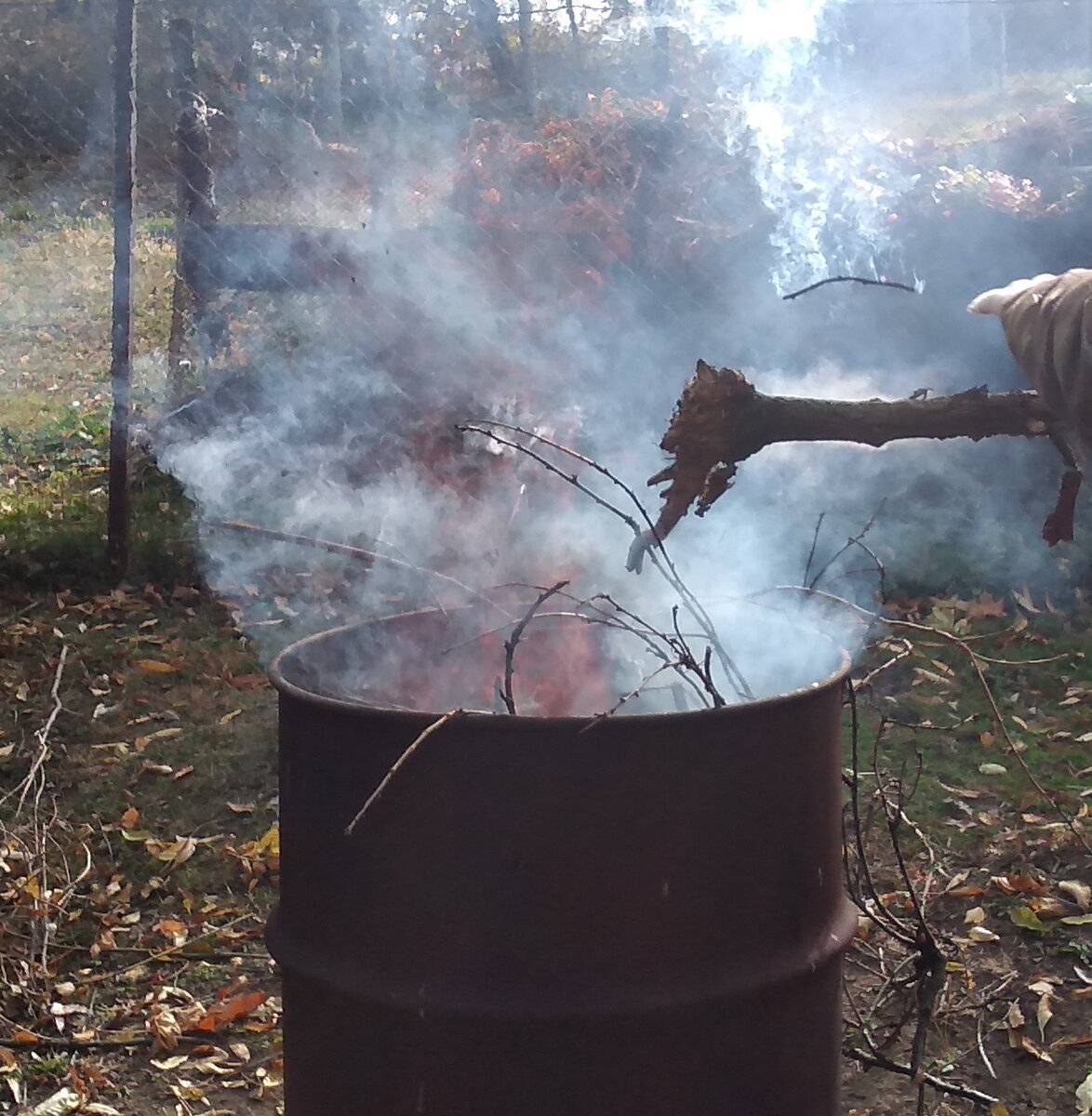 Хитрый метод сжигания сырой травы и мусора с использованием красного кирпича