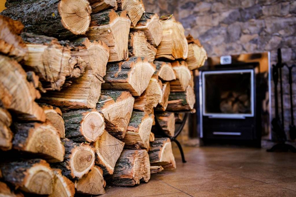 Какие дрова лучше для бани: выбираем, чем лучше топить печь в бане