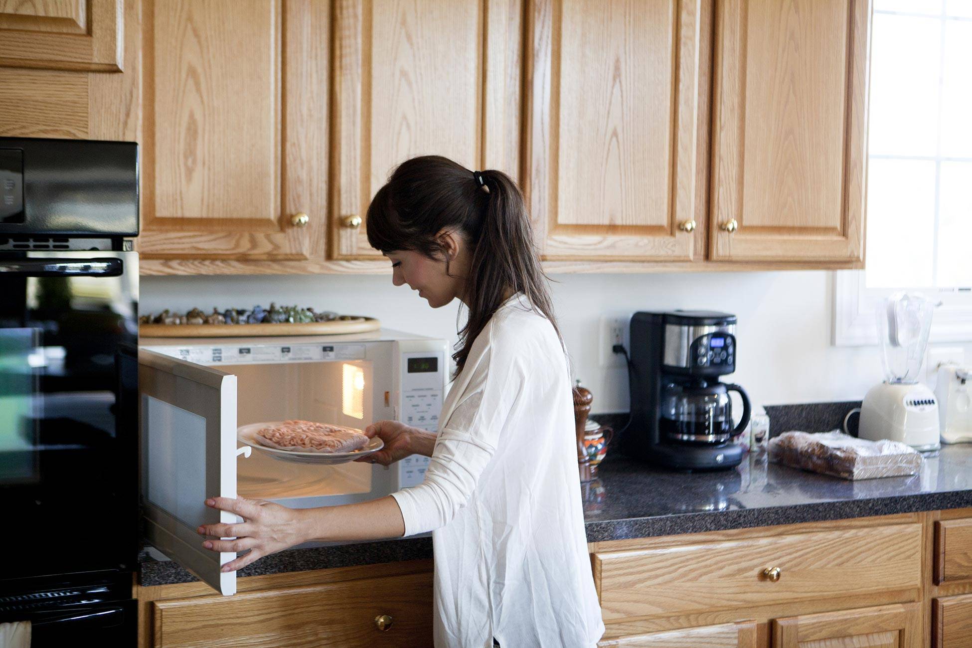 Можно ли ставить микроволновку на холодильник?