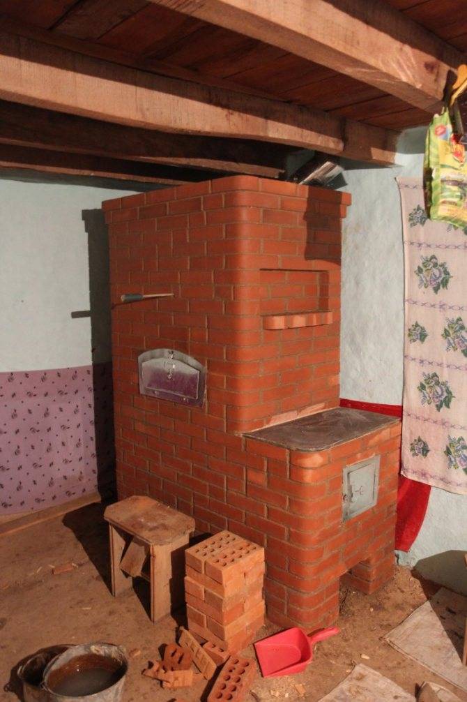 Обогрев помещения без лишних затрат: как соорудить печь из кирпича для дачи?