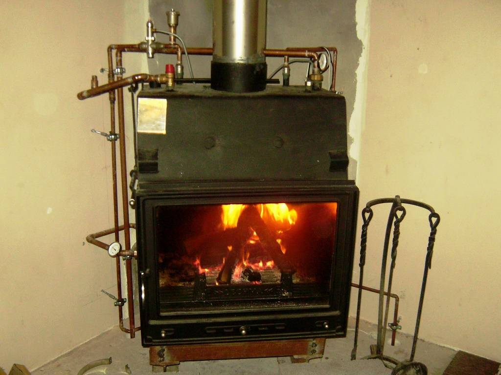 Дровяная печь с водяным контуром для отопления частного дома