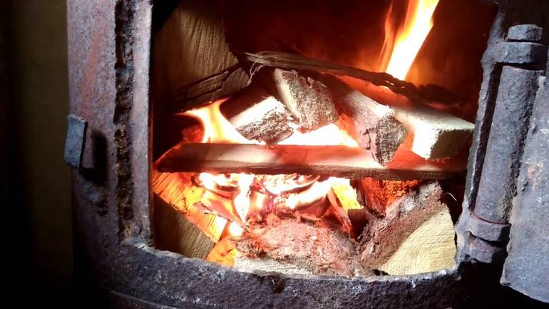 Как топить печь углем в своем доме правильно?