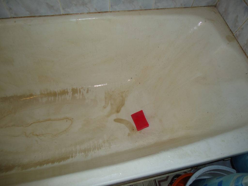 Как очистить ванну от желтого налета: как убрать и чем отмыть застарелый известковый налет