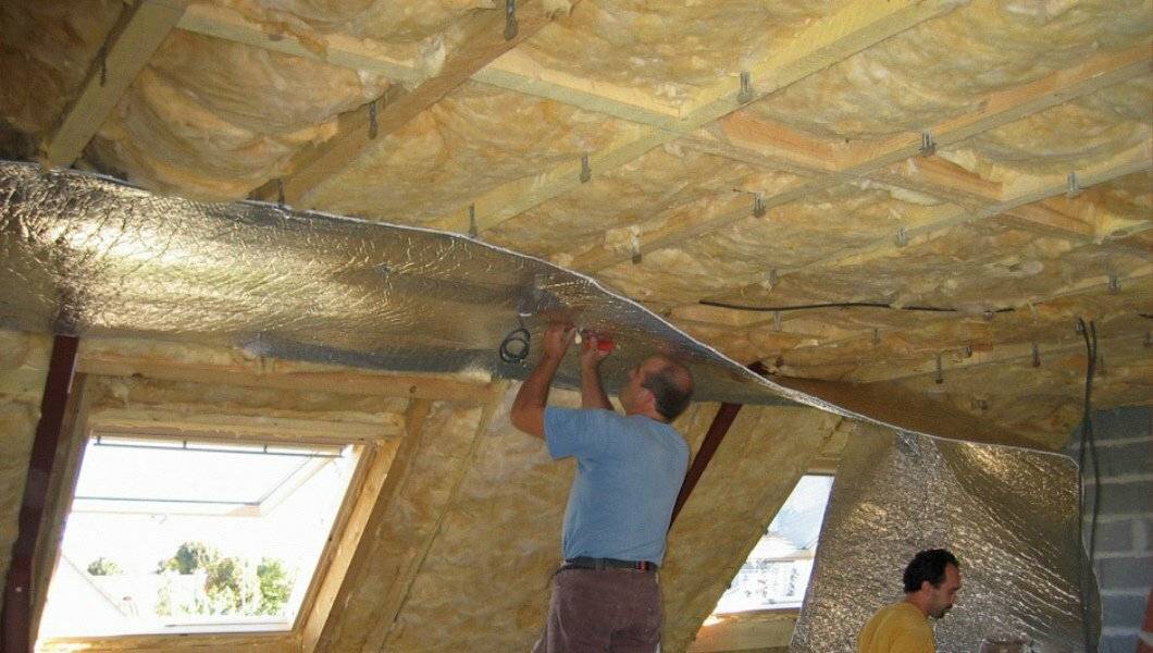 Как утеплить потолок со стороны чердака в частном доме?